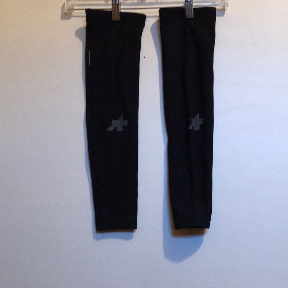 Assos fleece lined cycling arm warmers.